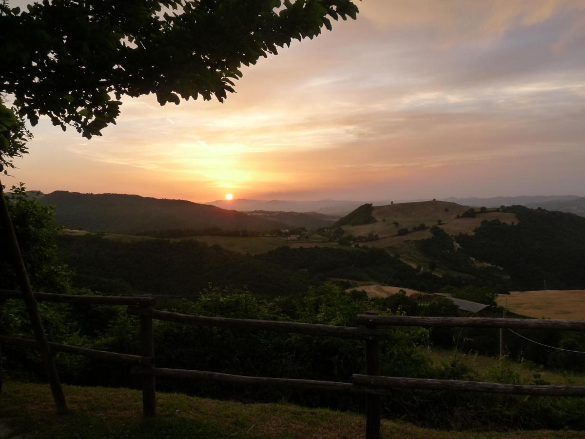 Agriturismo Girolomoni - Locanda Isola del Piano Exterior photo